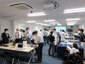 大学生や医療専門家たちがディスカッションを行っている