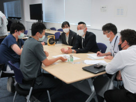 真剣に議論している場面
