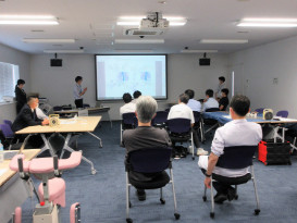 会議室でプレゼンを聞いている様子