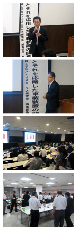 男性が大勢の聴衆の前でプレゼンテーションをしている様子
