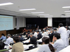 教室で講義を受ける医療関係の学生たち