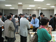 多くの人々が集まり会話や交流をしている様子