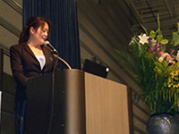 壇上で演説をする女性