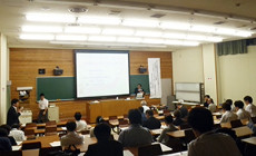 大学の教室で学生たちが講義を受けている様子