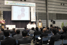 多くの人々が参加する大規模な医学関連の講演会