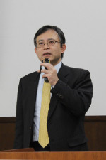 男性が講演を行っている様子