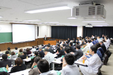 多くの学生と医療関係者が講義を受けている様子