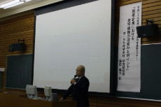 教室でプレゼンテーションを行う講師