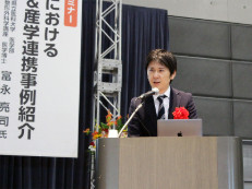 壇上で男性が講演している様子