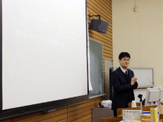 教室で講義を行っている講師
