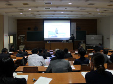 講義室でのプレゼンテーションの様子