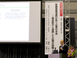 演壇で講演を行う医師