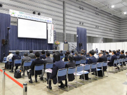 講演を聞いている会場の様子
