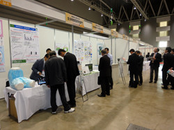 出展ブースに参加者が集まっている様子