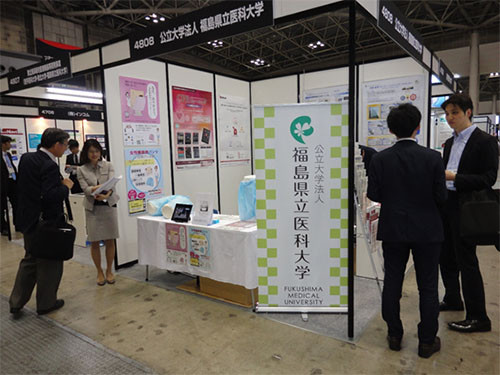 本学出展ブースの様子