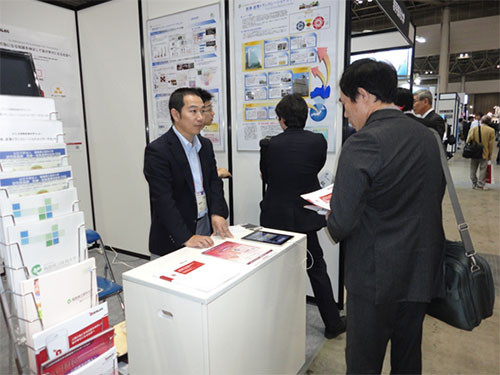 本学出展ブースの様子