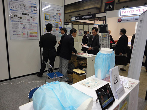 本学出展ブースの様子
