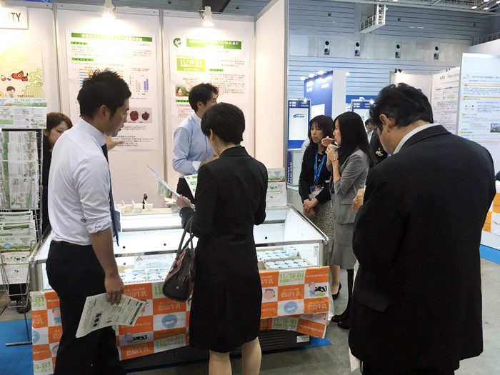 来場者で賑わう展示ブース内