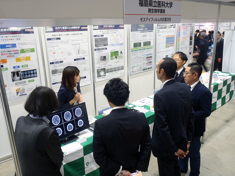 福島県立医科大学のブースで説明を聞いている来場者の様子