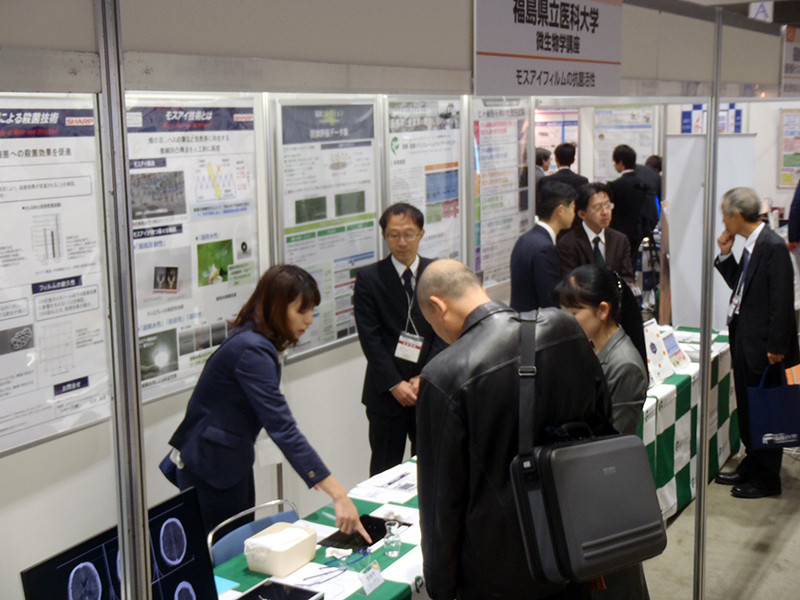 展示ブースを見学している来場者の様子