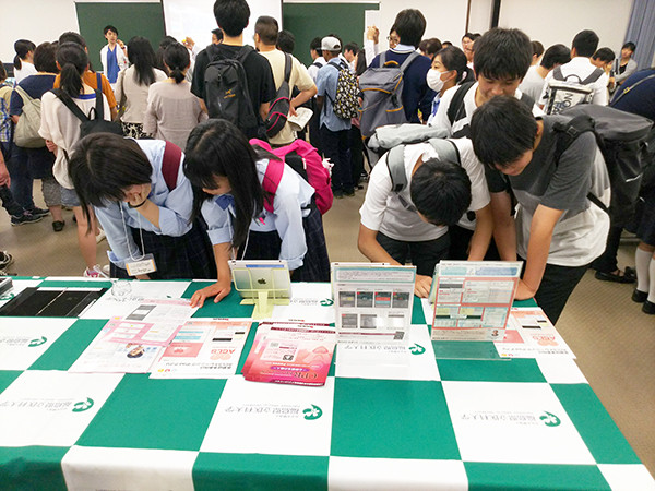 アプリを体験する来場者の様子