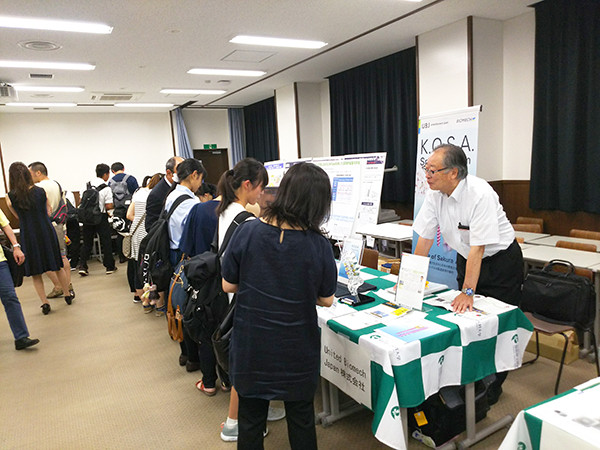 展示会会場を訪問する来場者の様子