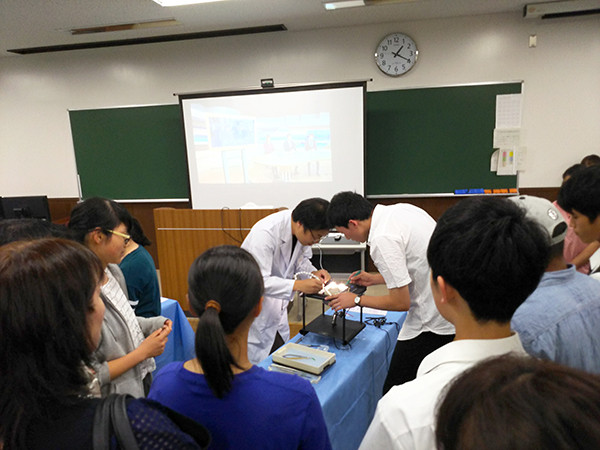 医療機器展示・体験コーナーに触れる来場者の様子