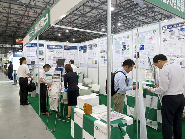 福島県立医科大学の展示ブースにて来場者を案内する様子
