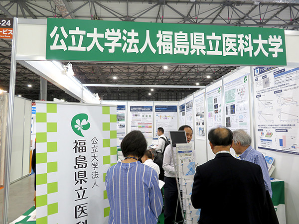 展示ブースを訪れる来場者の様子