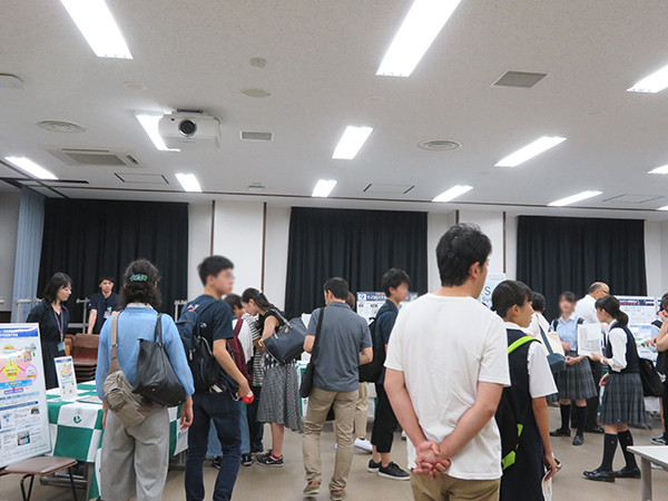 産学連携事例展示会にて賑わう会場の様子