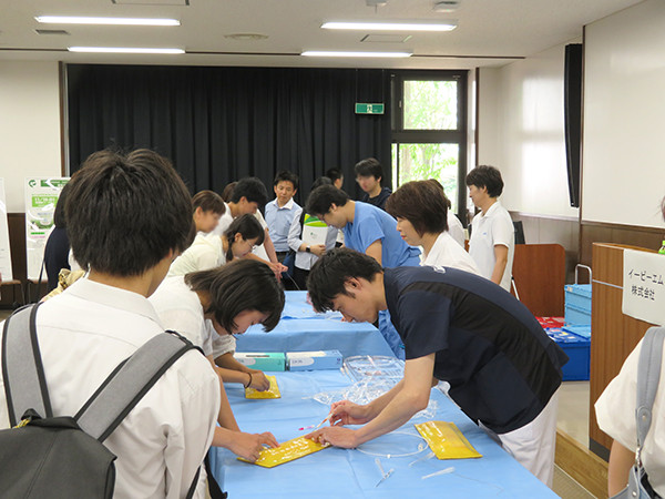 医療系のトレーニングに参加する来場者の様子