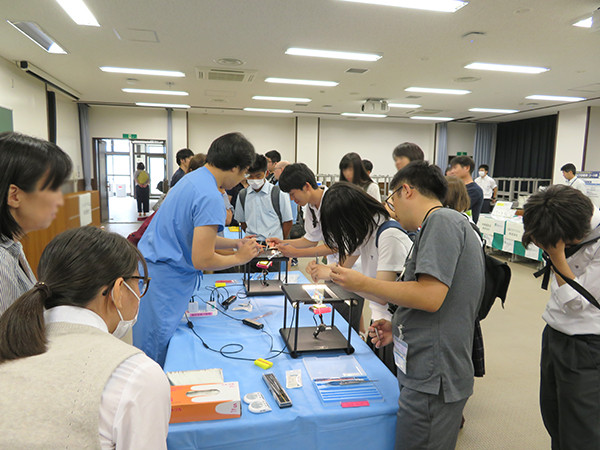 医療装置の使い方を学ぶ来場者の様子
