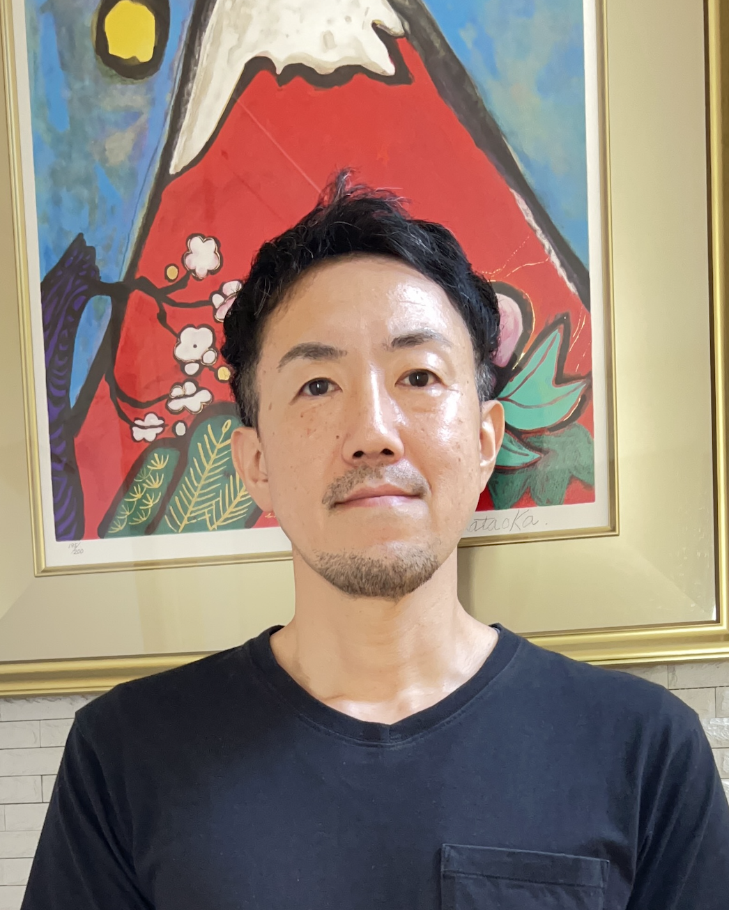 理学療法学科の阿部浩明准教授のポートレート。真面目な表情で正面を向いている姿。