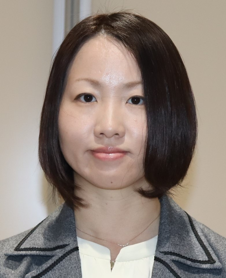 臨床検査学科の平田理恵助教のポートレート。正面を向いてまじめな表情をしている。