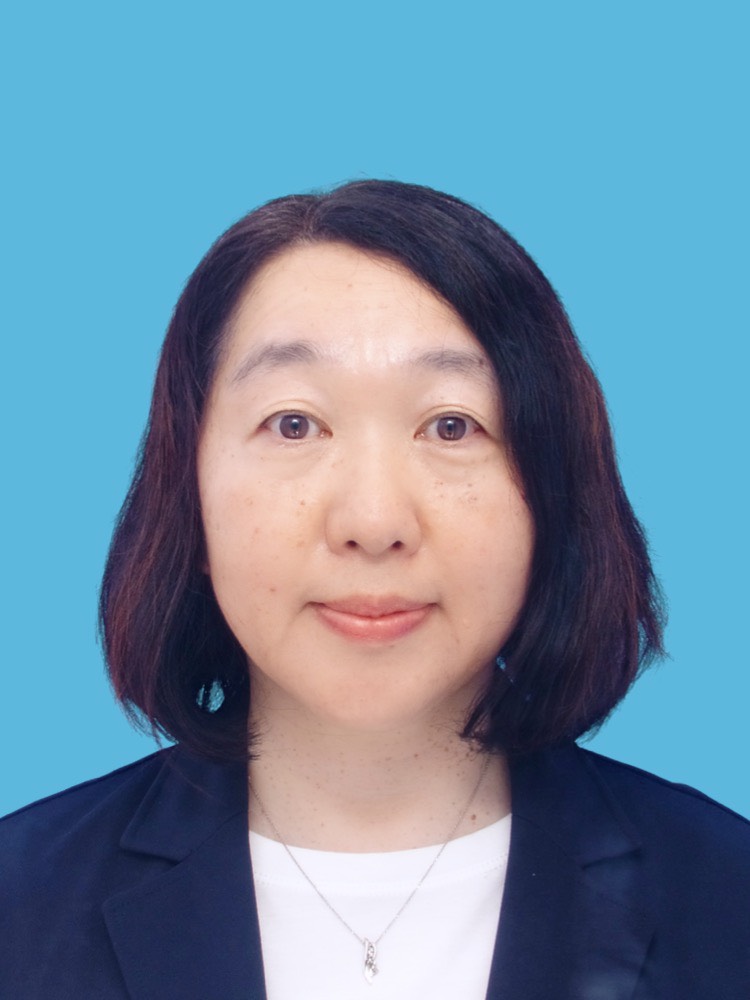 堀越助教が正面を向いてまじめな表情をしているポートレート。