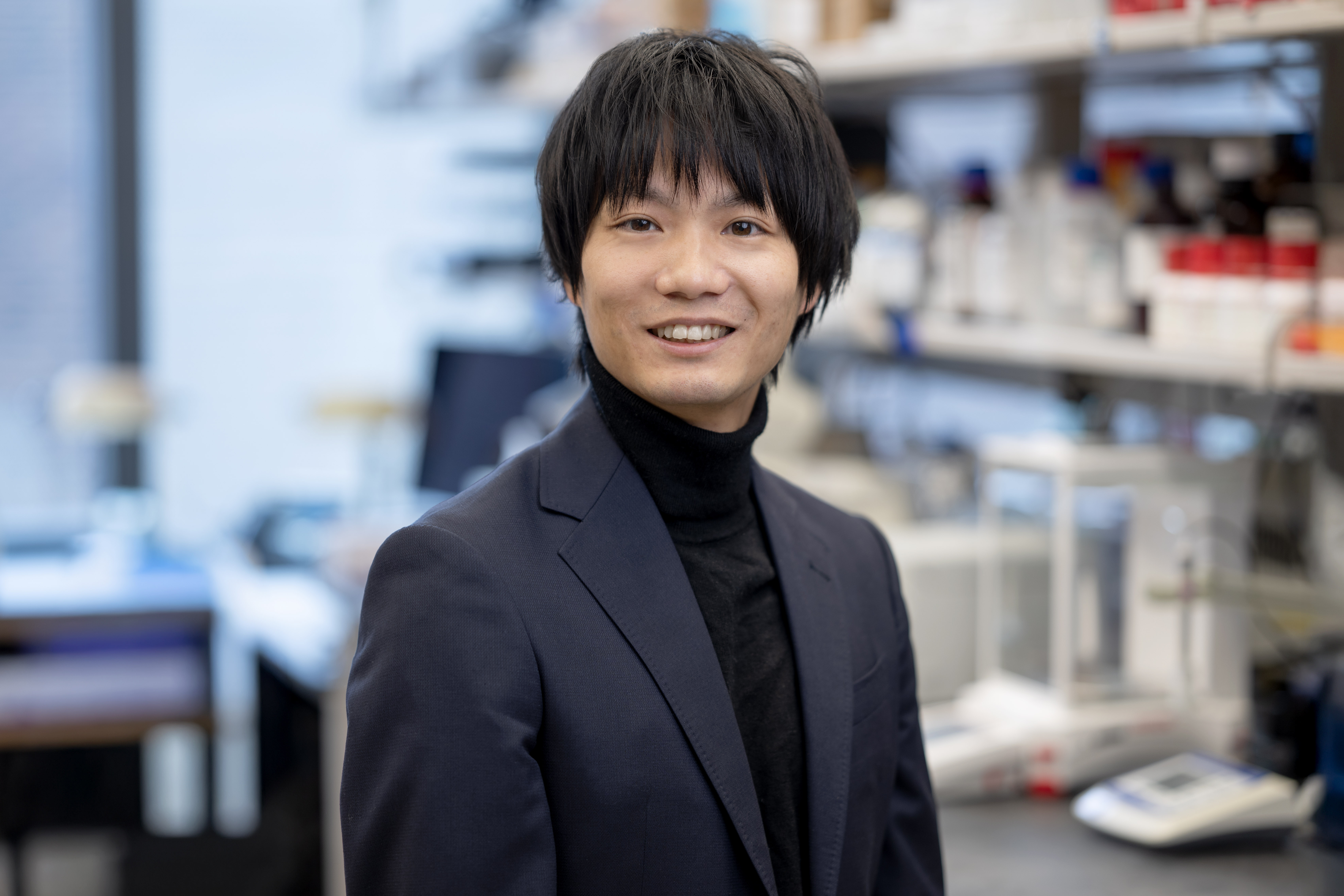 泌尿器科学講座の目黒了助教のポートレート。黒いジャケットを着て正面を向いて微笑んでいる姿。