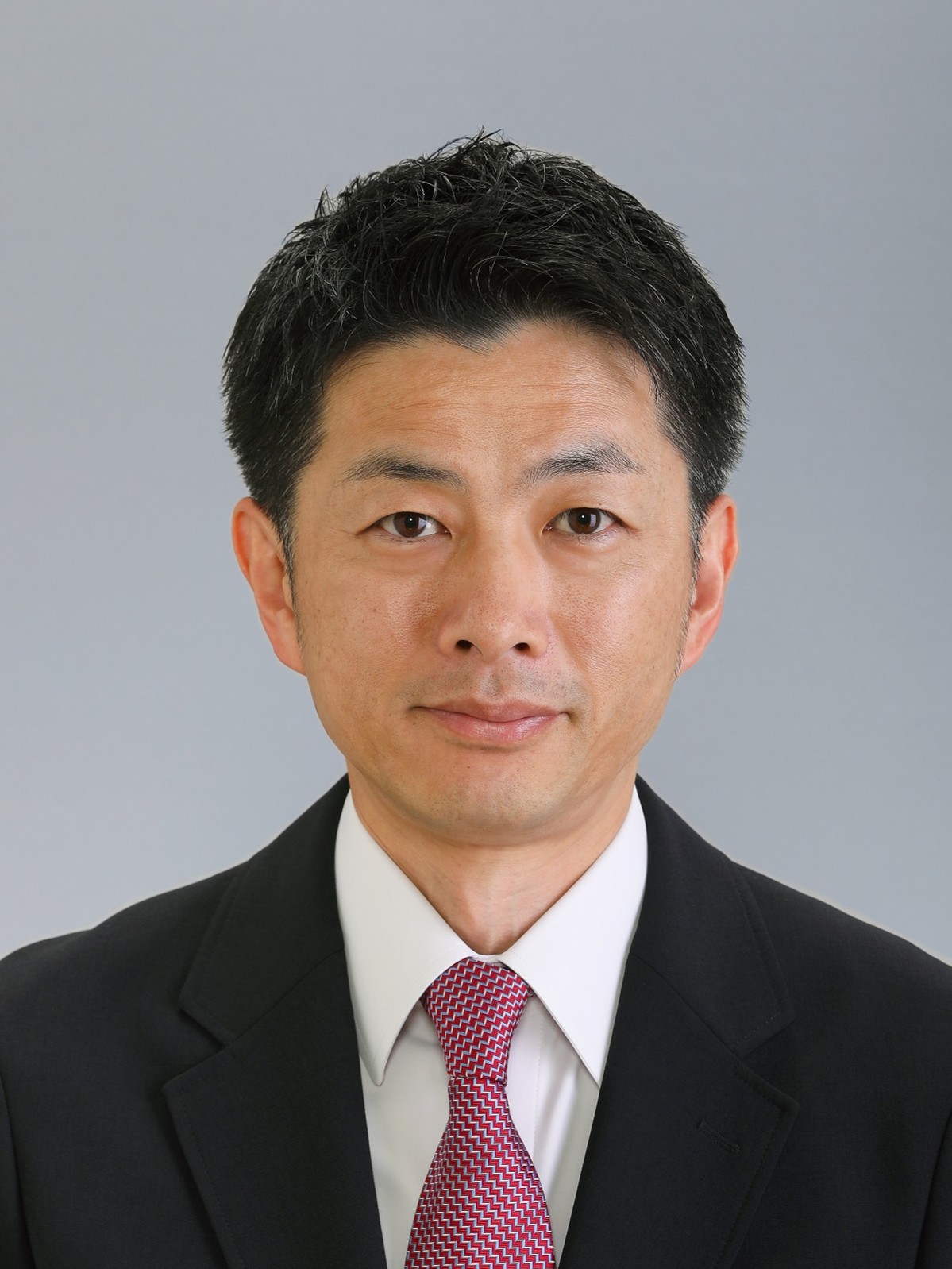 消化管外科学講座の門馬智之教授のポートレート。スーツを着用し真面目な表情をしている。