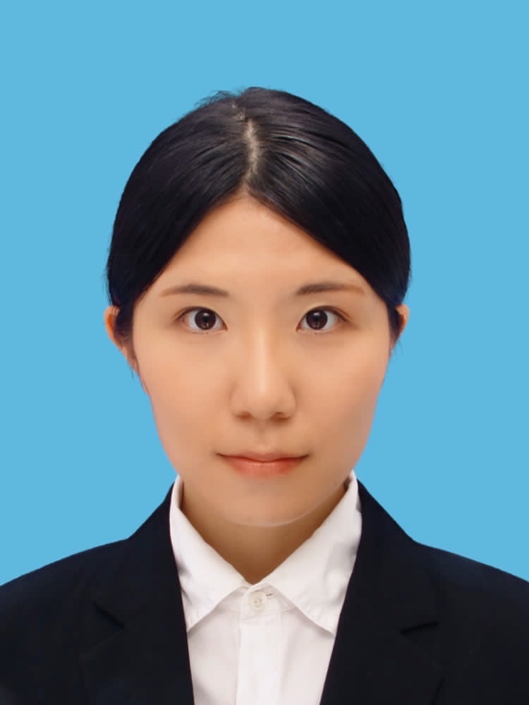 福島県立医科大学の放射線腫瘍学講座の教授がスーツを着て真剣な表情で立っている。