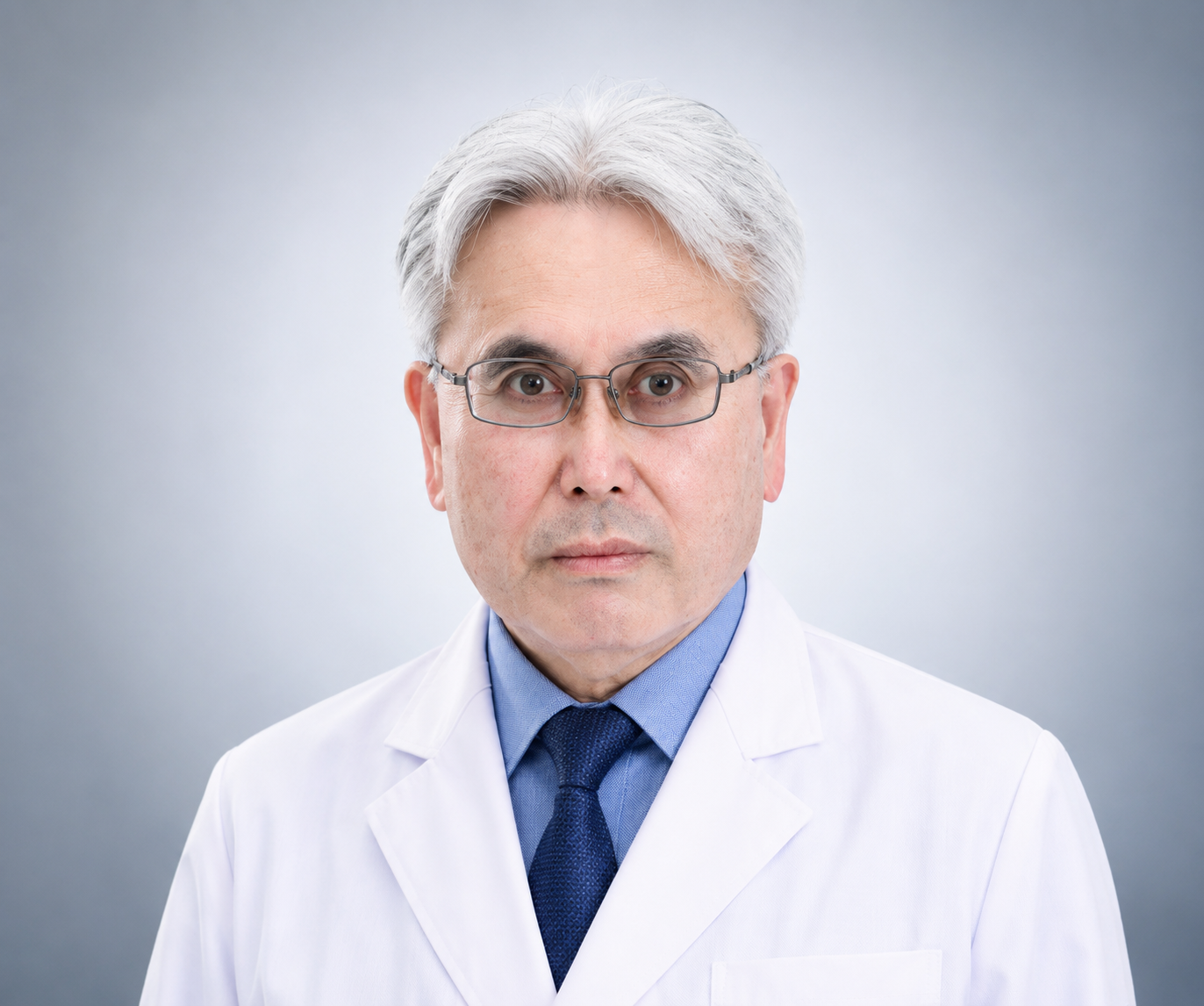会津医療センター消化器内科学講座の冨樫一智教授のポートレート。白衣を着てまじめな表情で正面を向いている。