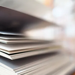 研究資料が積み重なった状態の画像。学術的な文書や論文が整理されている様子。