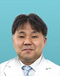 松本嘉寛教授が白衣を着て微笑んでいるポートレート。
