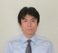 大腸癌に関する研究を行う中嶋正太郎准教授のポートレート。