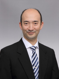 大腸癌に関する研究を行う中嶋正太郎准教授のポートレート。