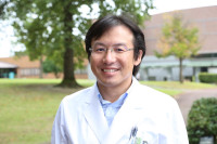 大腸癌に関する研究を行う中嶋正太郎准教授のポートレート。