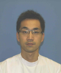 大腸癌に関する研究を行う中嶋正太郎准教授のポートレート。