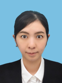 医療白衣を着た男性のポートレート、青い背景の前で真剣な表情をしている。