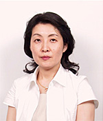 医学部附属生体情報伝達研究所の講師、本間美和子氏のポートレート。