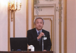 附属病院乳腺・内分泌・甲状腺外科部長の鈴木眞一教授が講演を行っている様子。