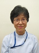 福島県立医科大学の専門医療技師、遊佐寿恵さんのポートレート。白衣を着用し、穏やかな表情でカメラを見つめています。