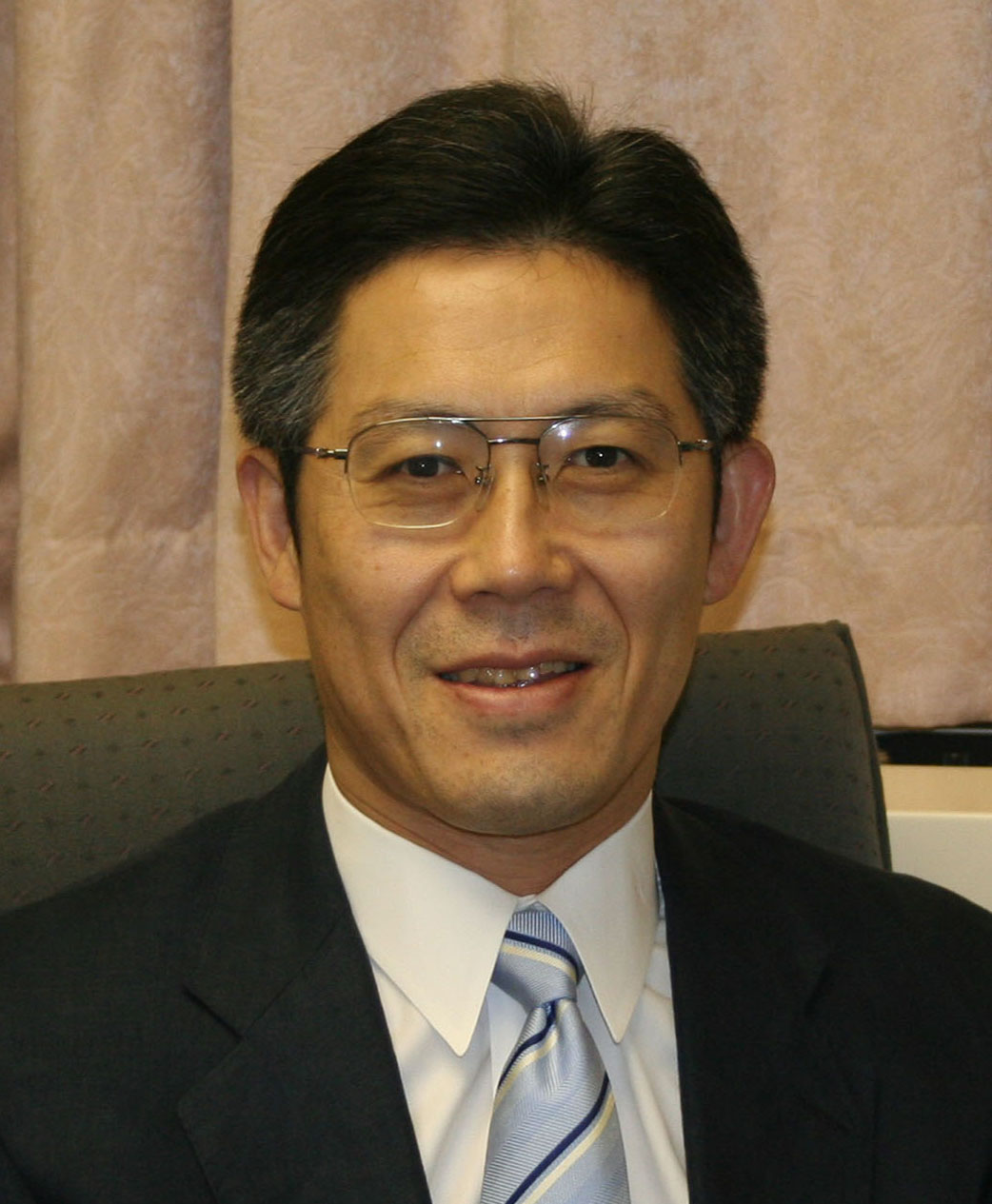 福島県立医科大学の小林和人教授が微笑んでいるポートレート。